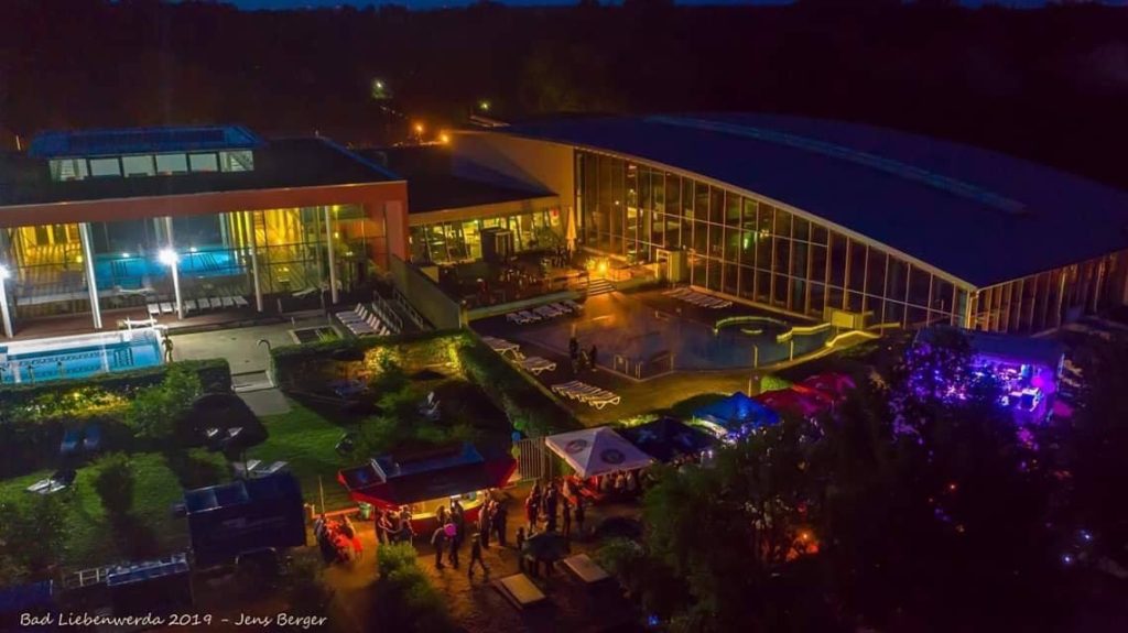 Nächtliche Eventstimmung mit Tanzfläche und DJ