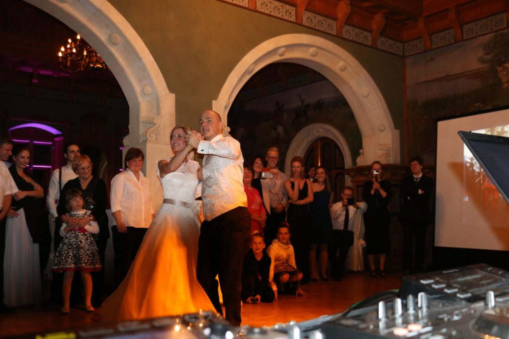 Elegante Hochzeitsfeier mit DJ und stimmungsvoller Beleuchtung