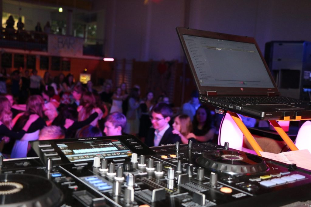DJ begleitet Abendveranstaltung mit Livemusik-Atmosphäre