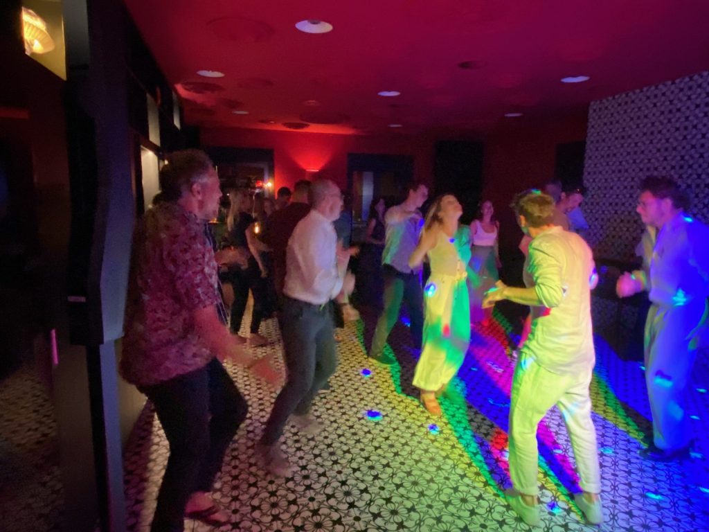 Hochzeitsfeier mit DJ und ausgelassener Stimmung