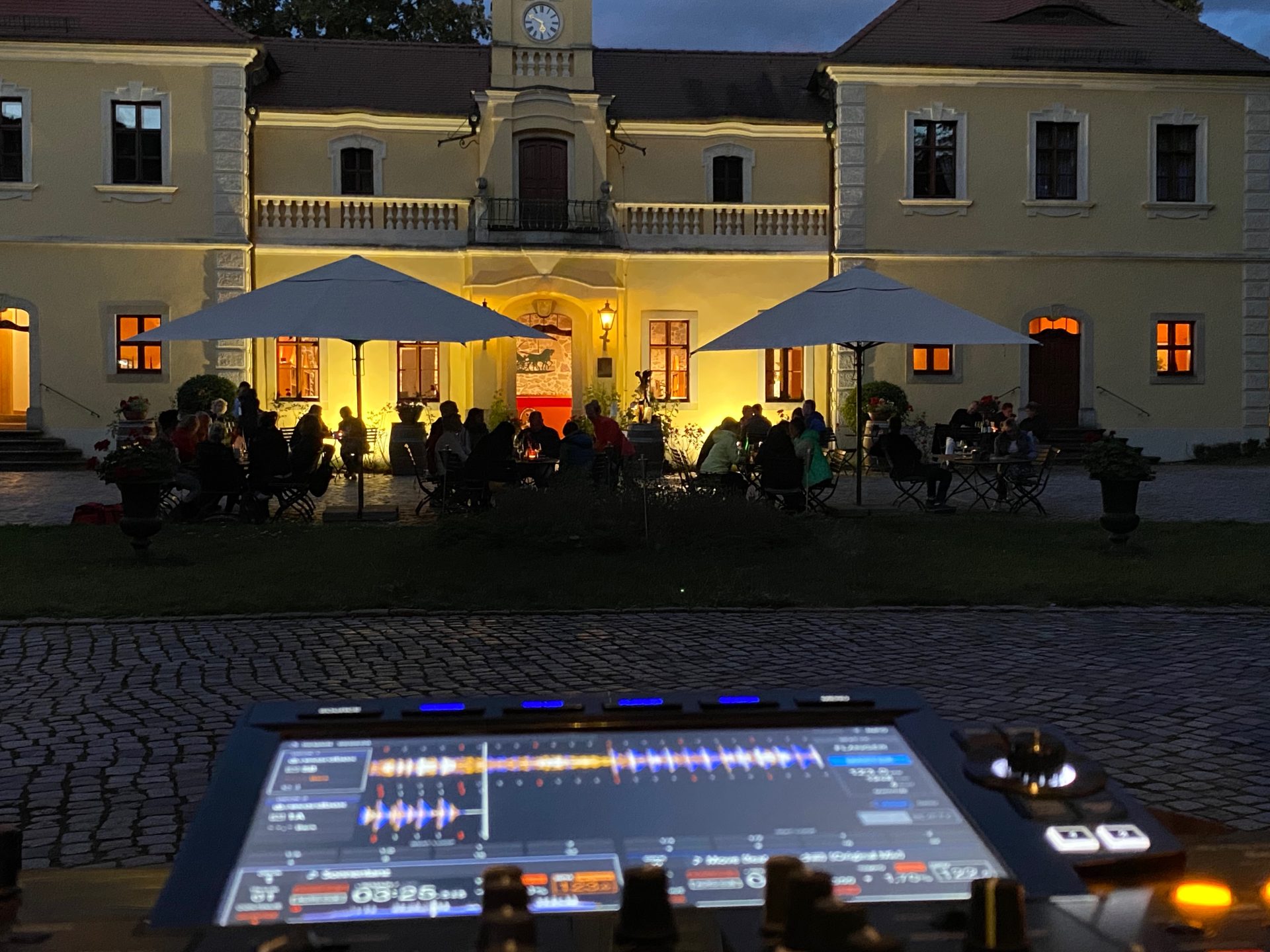 Firmenevent mit professioneller Musik- und Lichtanlage