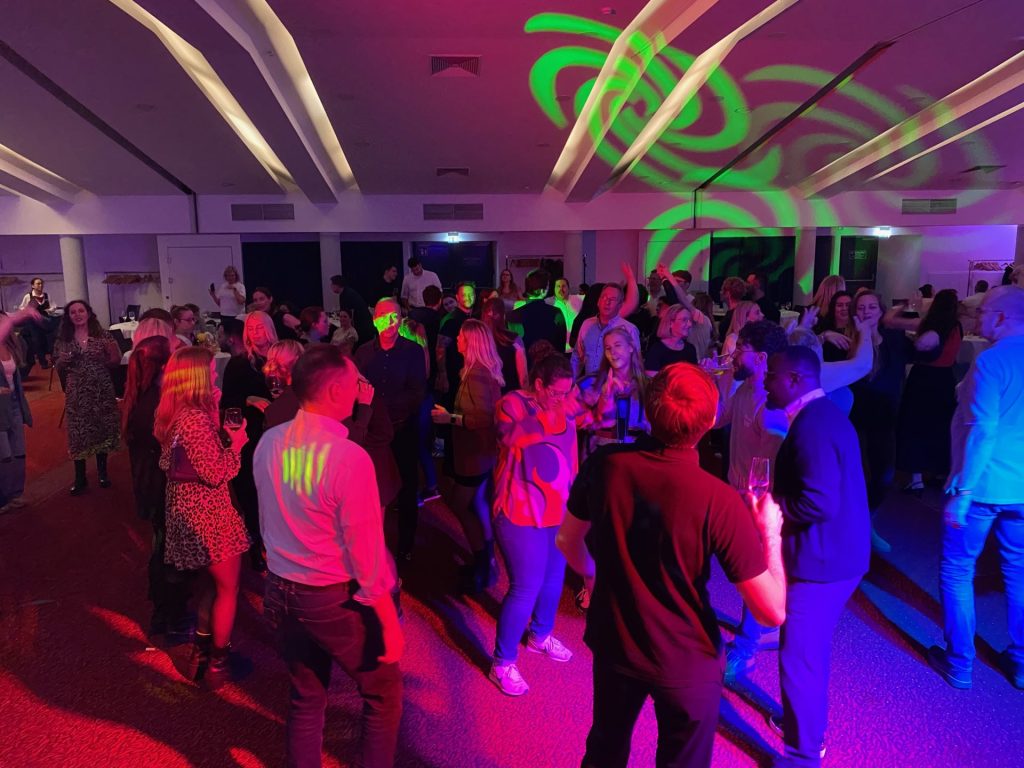 Tanzende Gäste auf exklusiver Party mit DJ