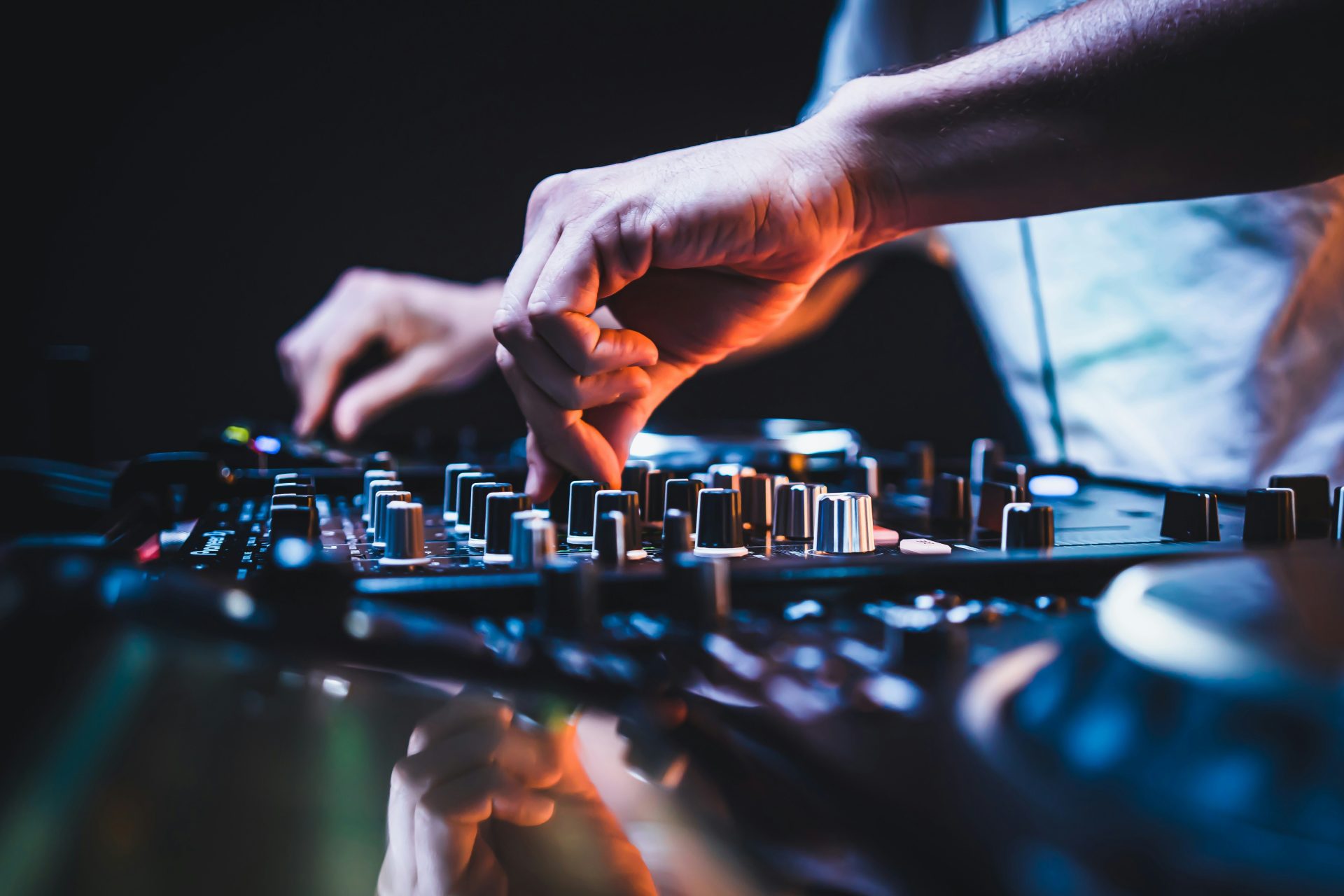 Person, die ein Audiomischpult bedient (Nahaufnahme)